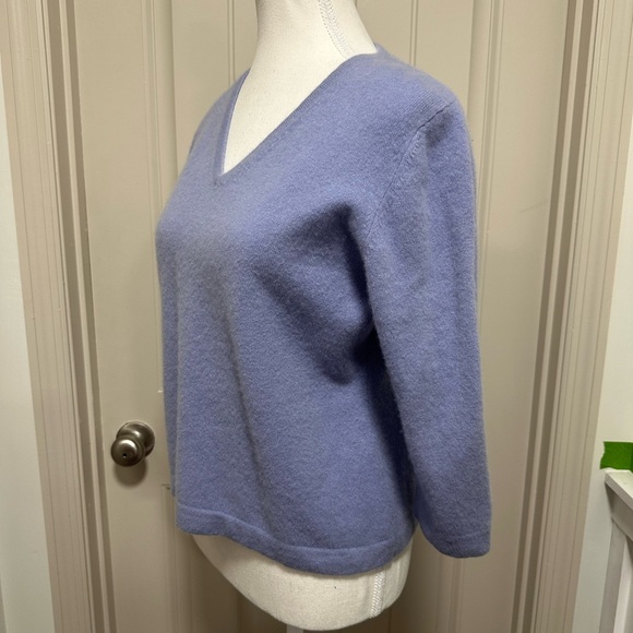 Valerie Stevens 100% cashmere Soft Purple V-Neck Sweater - Picture 3 of 6